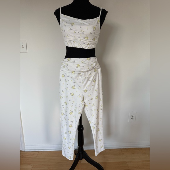 Floral White Two-Piece Activewear Set by aralina
SIZE S
MADE IN CHINA - Picture 5 of 12